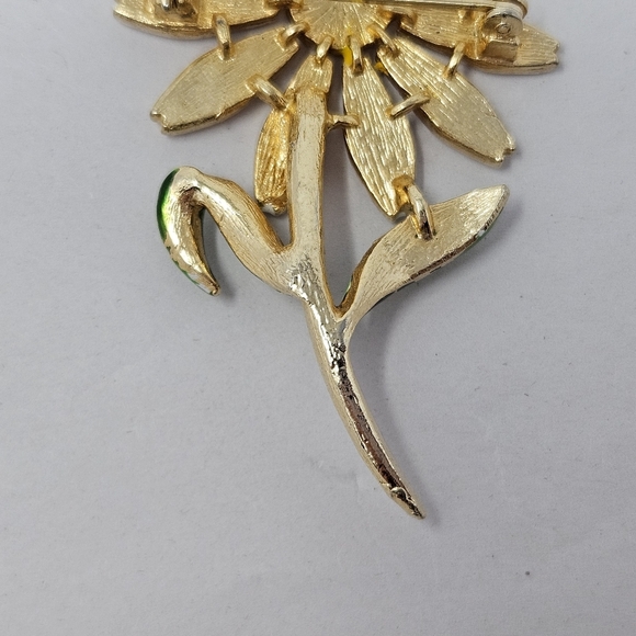Daisy Pin Brooch White Petals Yellow Center Enamal Springtime 2.5 Inch Gold Tone - Picture 6 of 8